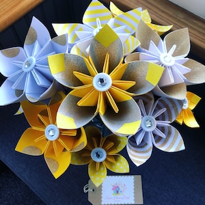 折り紙のくす玉：黄色、白、金色のホームデコレーション