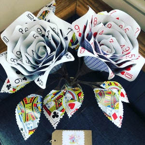 Rose di carte da gioco x2 + vaso bottiglia, carte con retro blu. Rose a tema Alice nel paese delle meraviglie, decorazioni per serata poker, festa a tema casinò.