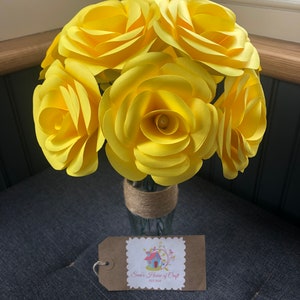 Rose di carta a tema giallo x10 + vaso bottiglia. Centrotavola, idee regalo, bouquet da sposa, decorazioni per la casa, regali per la Festa della mamma