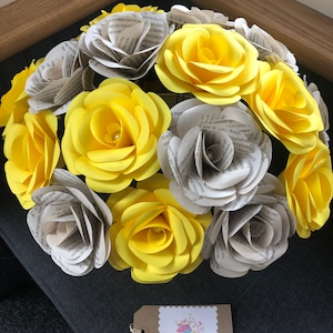 x20 Paper roses + Bucket Display vase Valentine Day Gift, Mother&#39;s Day Gift, Rose Bouquet, Gift Ideas , book page flowers, paper bouquet