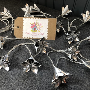 Set di 20 luci fatate origami, luci di fiori di carta kusudama, decorazioni per la casa, decorazioni per l'ufficio, luci fatate in carta a tema argento e bianco