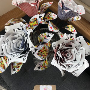 Carta de baralho rosas x4 buquê misto cores vermelho e azul no verso das cartas rosas de Alice no país das maravilhas, decoração de noite de pôquer, festa temática de cassino