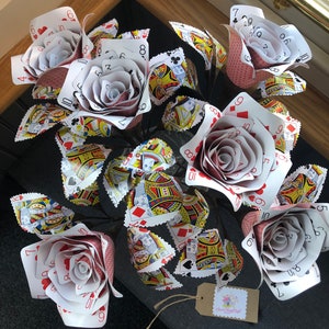 Rose da gioco x6 grande bouquet, rose a tema Alice nel paese delle meraviglie, decorazioni per la serata del poker, festa a tema casinò,