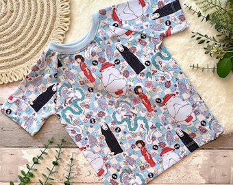 Może przedstawiać: Jasnoniebieski t-shirt z krótkim rękawem z powtarzającym się wzorem postaci z animacji, kwiatów i gwiazd. Koszulka ma jasnoniebieski dekolt i jest wykonana z miękkiego materiału. Projekt zawiera postacie z popularnego filmu animowanego.
