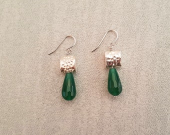 Grüne Onyx Ohrringe, Edelstein-Hammer Silber Perlen Aussage Ohrringe, Geschenk für sie, zeitgenössischen Schmuck