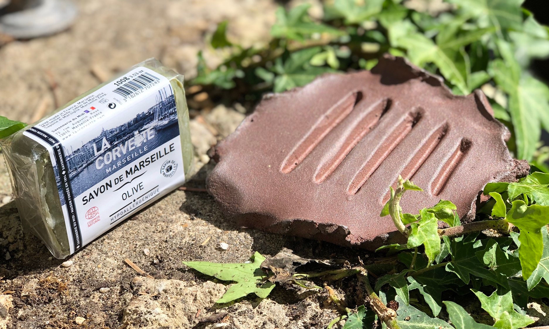 Porte-Savon en Grès et Son Savon Bio