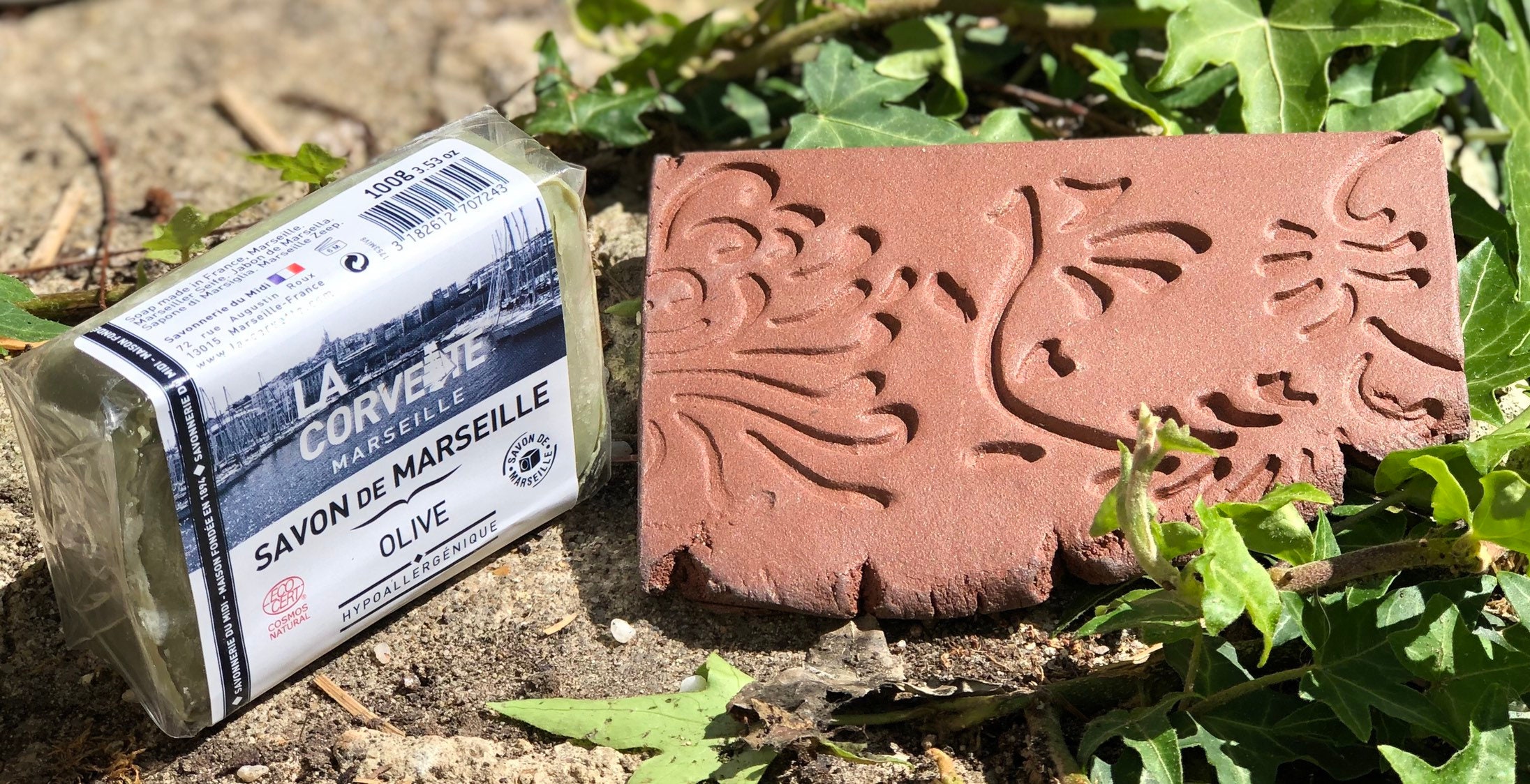 Porte-Savon en Grès et Son Savon Bio