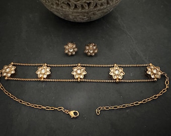 Conjunto de gargantilla ligera Kundan floral dorada con pendientes de botón: Joyería para bodas indias
