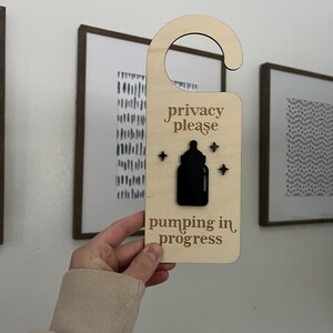 Pumping in Progress Door Hanger | Pumping Privacy Door Hanger | Breastfeeding Sign | Breast Pump | Privacy Please | Nursing Sign | immagine 4