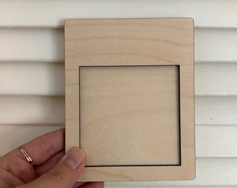 Può includere: Un set di tre tazze in ceramica con finitura opaca e macchiettata. Le tazze sono nei toni del crema, grigio chiaro e grigio scuro. Ogni tazza ha un design semplice e minimalista, perfetto per caffè o tè.