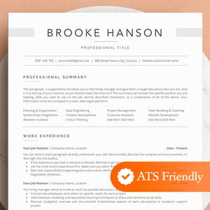 Peut inclure: Un modèle de CV blanc avec un en-tête gris et une icône de coche indiquant "ATS Friendly". Le CV est pour Brooke Hanson et comprend un résumé professionnel, une expérience professionnelle et des sections de compétences.