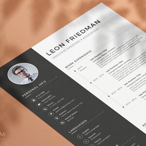 Peut inclure: Un mod&egrave;le de CV noir et blanc avec une photo d'un homme portant des lunettes. Le CV comprend des informations personnelles, une exp&eacute;rience professionnelle et une formation. Le texte du CV est en police sans empattement.