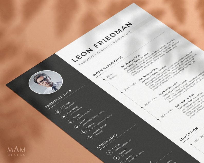 Peut inclure: Un mod&egrave;le de CV noir et blanc avec une photo d'un homme portant des lunettes. Le CV comprend des informations personnelles, une exp&eacute;rience professionnelle et une formation. Le texte du CV est en police sans empattement.