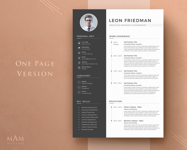 Peut inclure: Un mod&egrave;le de CV noir et blanc avec une photo d'un homme en costume et lunettes. Le CV comprend le nom Leon Friedman, le titre Assistant ex&eacute;cutif et comptable, et des sections pour les informations personnelles, l'exp&eacute;rience professionnelle, les langues, les comp&eacute;tences cl&eacute;s, l'&eacute;ducation et les r&eacute;f&eacute;rences.