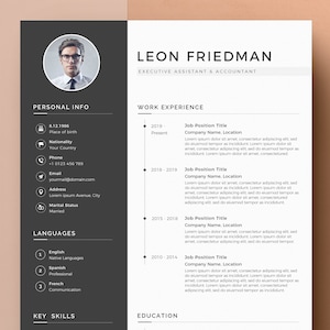 Peut inclure: Un mod&egrave;le de CV noir et blanc avec une photo d'un homme portant des lunettes. Le CV comprend des informations personnelles, une exp&eacute;rience professionnelle, des langues, des comp&eacute;tences cl&eacute;s et une formation.