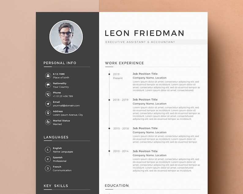 Peut inclure: Un mod&egrave;le de CV noir et blanc avec une photo d'un homme portant des lunettes. Le CV comprend des informations personnelles, une exp&eacute;rience professionnelle, des langues, des comp&eacute;tences cl&eacute;s et une formation.