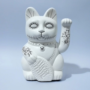 Chat porte-bonheur peint à la main — Catrina blanche et noire — 18 cm (7 po.)