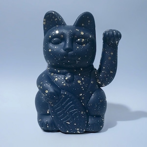 Chat porte-bonheur peint à la main — bleu nuit et tacheté or — 7 pouces - 18 cm