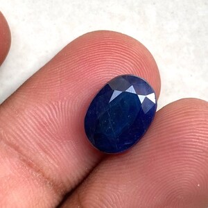 Oval Faceted Blue Sapphire Gemstone: 7.15 Carat, 9x12mm