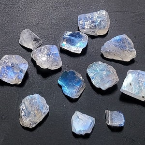 20PCs Natural Raw Moonstone Rough Stone, Blue Flashy Moonstone Nuggets, Healing Crystal Moonstone Cheeps, 2-12MM Specimen Moonstone Raw GEMS