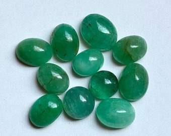 Lotto di pietre preziose cabochon di smeraldo: 11 pietre ovali e rotonde verdi lucidate (5x7-6 x 8 mm)