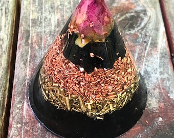 Cono di Orgonite® da 2,75 pollici (altezza) con Quarzo Rosa, Rosa