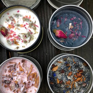 Pu&ograve; includere: Cinque candele profumate diverse in barattoli di metallo. Le candele sono di colori diversi e hanno vari elementi decorativi, tra cui fiori secchi, glitter e cristalli.