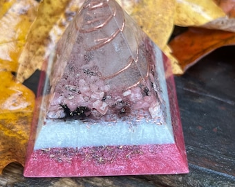 オルゴナイト®ピラミッド ロードナイト付き 2.25 インチ - Etsy 日本