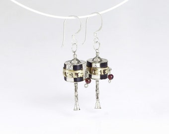 Silberne buddhistische Ohrringe mit Gebetsmühle ,tibetischer buddhistischer Schmuck, tibetische Ohrringe, silber, schwarze und weiße Ohrringe