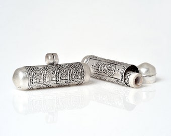 Srebrny wisiorek buddyjski Ghau, srebrny wisiorek buddyjski ze srebra próby 925, tybetański amulet z modlitwą w kształcie mantry, srebrny wisiorek w kształcie pudełka