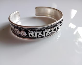 Braccialetto mantra buddista, braccialetto portafortuna, mantra buddista tibetano, braccialetto di meditazione, braccialetto yoga, braccialetto Om Mani Padme Hung