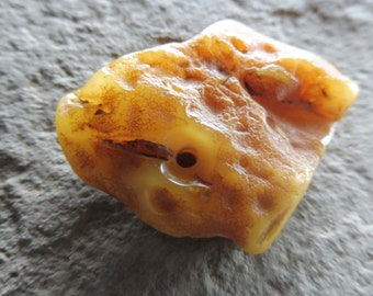 Wisiorek z naturalnego bursztynu bałtyckiego, surowy, 12 gr