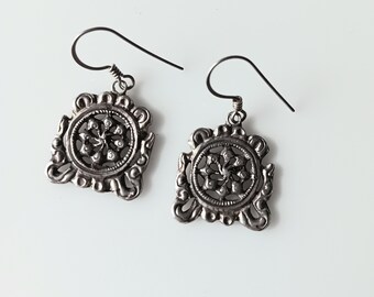 Srebrne kolczyki buddyjskie, buddyjska biżuteria ochronna, amulet, kolczyki z tybetańskiej biżuterii Dharma Weels.