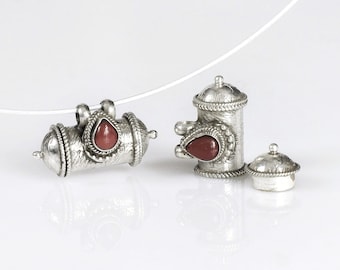 Srebrny buddyjski wisiorek Ghau z koralem, buddyjski gau ze srebra próby 925, pudełko z modlitwą i mantrą w stylu tybetańskim, zamknięte pudełko na szczęście,