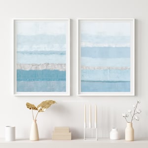 Set von Zwei Hellblaue Beruhigende Abstrakte Gemälde - Küsten Wandkunst - Druckbare Moderne Kunst - Digitaldrucke - Strandhaus Kunstdrucke