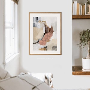 K&ouml;nnte beinhalten: Abstrakter Kunstdruck in einem Holzrahmen mit einem Farbschema in Beige, Braun und Rosa. Der Druck tr&auml;gt den Titel "Inspiration Abstracts".