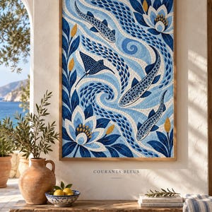 Può includere: Un'opera d'arte murale rettangolare con un design a mosaico di acqua blu e bianca vorticosa, squali maculati, una razza e fiori di loto con centri gialli. L'opera è incorniciata in legno chiaro e include il testo COURANTS BLEUS.