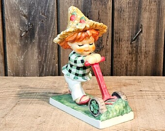 Figurka Goebel Trim Less z kolekcji Vintage ~ Figurka Mowing Girl ~ Rudowłosa dziewczyna ~ Byj49 ~ 1957