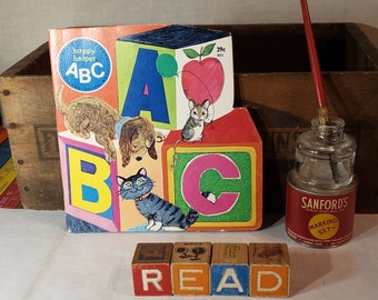 Libro de la ABC de la ayuda feliz - Un libro de la forma dorada - Ilustrado por June Goldsborough - 1971