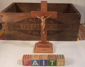 Vintage pedestal de abedul con metal Jesus Crucifix - 1940's