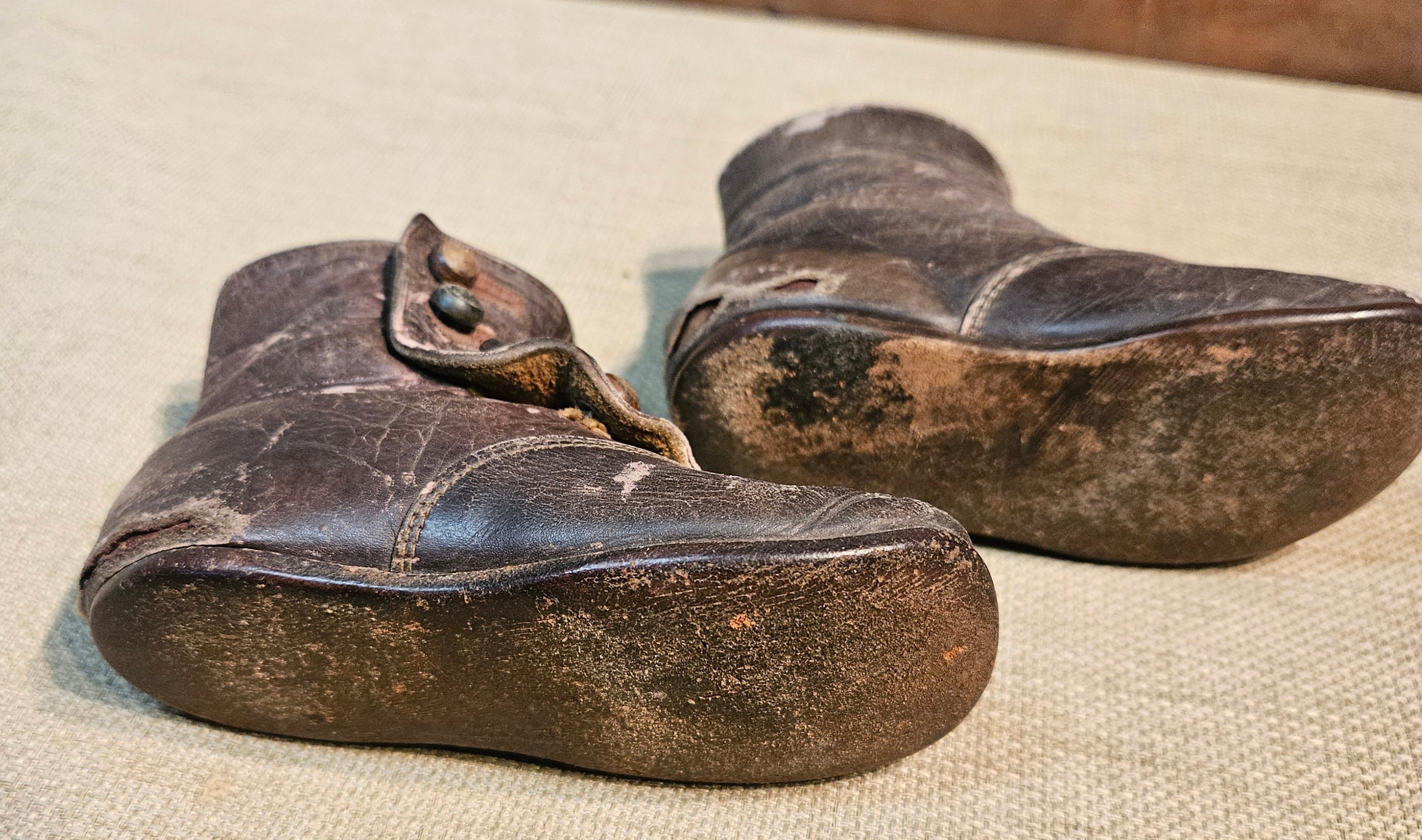 2 Paires De Chaussures Bébé Victoriennes En Cuir – Anciennes, Vintage, état D'époque