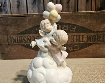 Caja de música vintage "Angeles arriba y lejos" ~ Chicas en nubes con globos ~ Porcelana ~ Hecha en Japón por Roman ~ Década de 1980