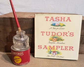 Tasha Tudor's Sampler - A Tale For Easter, Pumpkin Moonshine, The Doll's Christmas ~ Escrito e ilustrado por Tasha Tudor ~ 1977