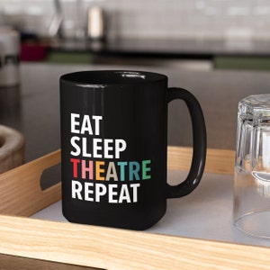 Eat Sleep Theatre Repeat - Taza negra, 15 oz, regalo para amantes del teatro, regalo para amantes de los musicales, regalo teatral, regalo de cumpleaños