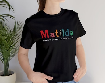 マチルダ・ザ・ミュージカルにインスパイアされたユニセックスジャージー半袖Tシャツ、演劇愛好家へのギフト、ミュージカル愛好家へのギフト、舞台ギフト、誕生日ギフト