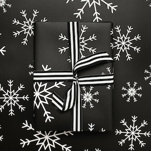 Papel de regalo navideño / Papel de regalo con copos de nieve en blanco y negro (segundos)