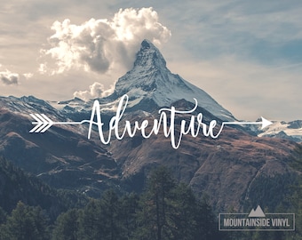 Adventure Arrow Vinyl Decal - Avontuur wacht, Waterfles Sticker, Laptop Stickers, Wanderlust Gift, Hiking Car Decal, Car Window Decal
