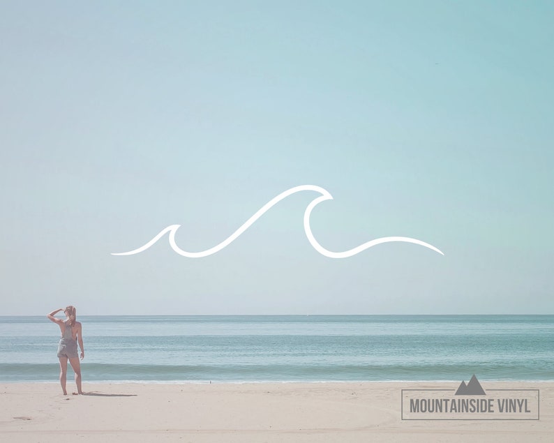 Puede incluir: Una mujer se encuentra en una playa de arena, mirando hacia el oc&eacute;ano. Un gr&aacute;fico de onda blanca est&aacute; en el cielo sobre ella. El texto "MOUNTAINSIDE VINYL" est&aacute; en la esquina inferior derecha de la imagen.