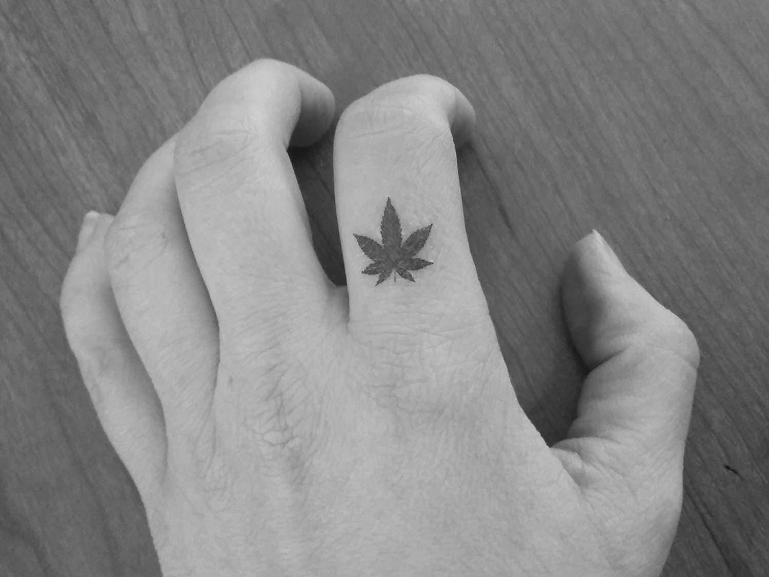 InkoTattoo : Temporary Tattoo | Minimalist | Canabis Leaves (7pcs) -  INKOTATTOO