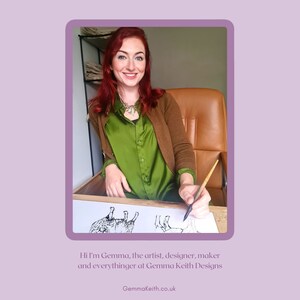 Pu&ograve; includere: Una donna con i capelli rossi &egrave; seduta su una sedia e disegna su un foglio di carta. Indossa una camicia verde e un cardigan marrone. Il foglio presenta un disegno in bianco e nero di una creatura. Il testo "Hi I'm Gemma, the artist, designer, maker and everythinger at Gemma Keith Designs Gemmakeith.co.uk" &egrave; sotto l'immagine.